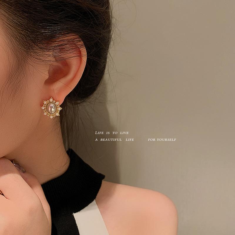 Pearl oval stud earrings Korean temperament simple pearl earrings ins light luxury earrings earrings women