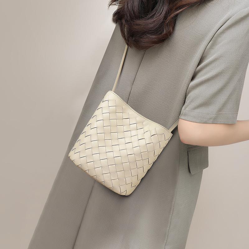 Autumn new small bag women s shoulder messenger bag women s bag commuter woven fashion bucket bag