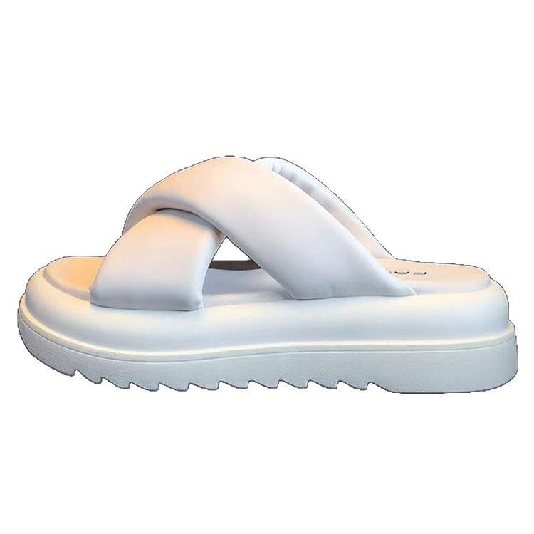 Kleine frische und coole Hausschuhe werden draußen getragen, und die neue dicke Sohle erhöht die Höhe im Sommer.. Lässige Ein-Riemen-Sandalen sind im Trend.