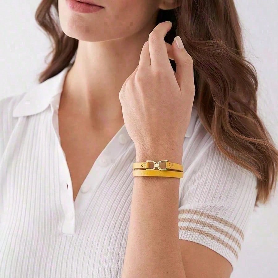 Lady's multi-strand bracelet, made of leather material, suitable for shopping, festivals and daily wear.