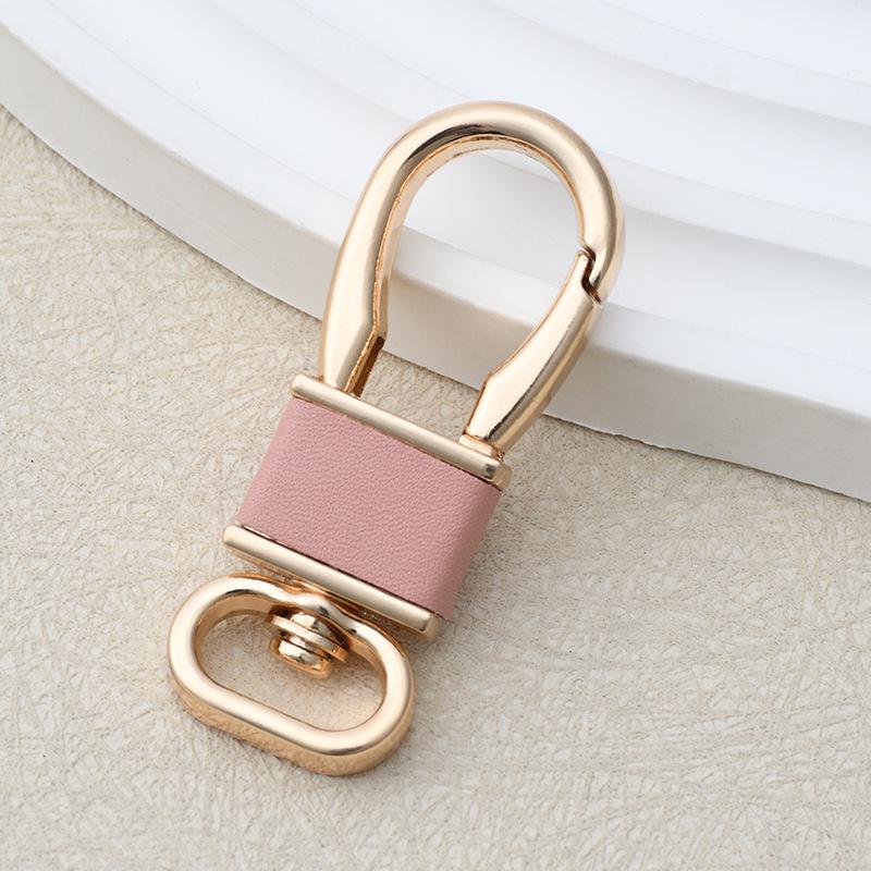 Breloc din piele în culoarea macaron cu cataramă de talie - Accesoriu auto personalizat și cadou mic