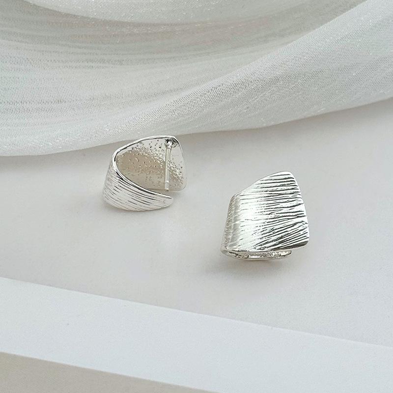Kupferbeschichtete 18 Karat Gold Geometrische Drahtgezogene Steckerohrringe für Damen