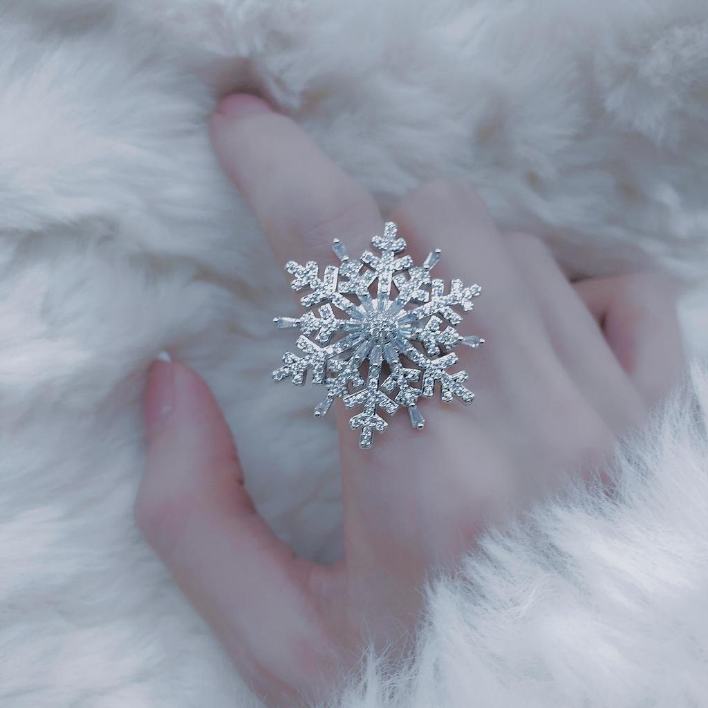 Exquisite Women's Snowflake Ring: Light Luxury Christmas Gift