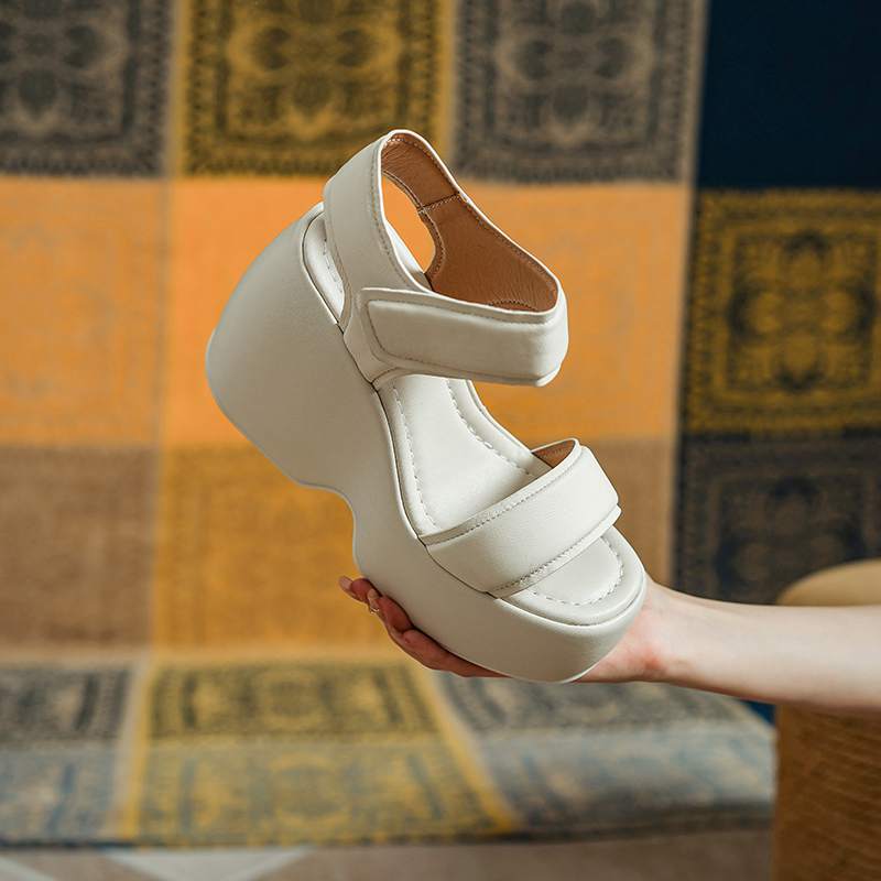 Krazing Pot Schaffell Peep Toe Dicke High Heels Plattform Sommerschuhe Hakenschlaufe Lässige wasserdichte Damensandalen