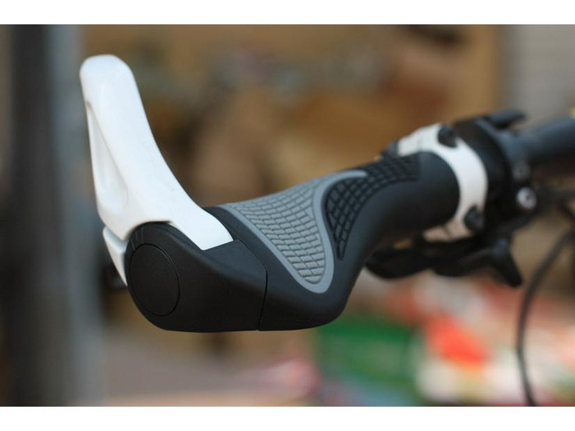 Ergonomic Aluminum Alloy Mountain Bike Handlebar Grips with Rubber Lock-On Ends