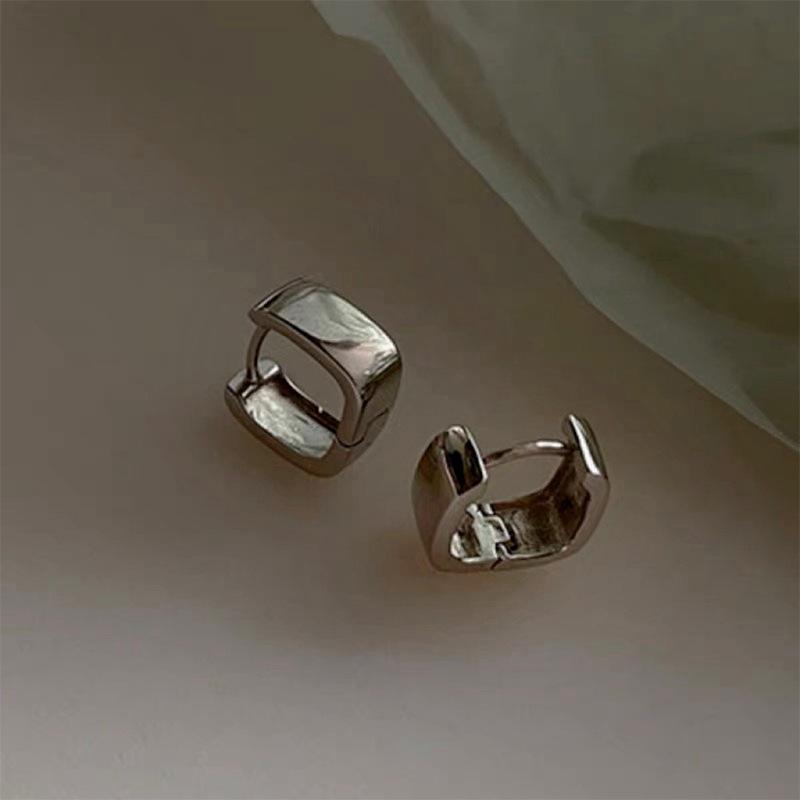 

Earrings, high-end sense, Japanese and Korean square small and versatile earrings, women s wide-faced square design sense, niche ear buckle couple