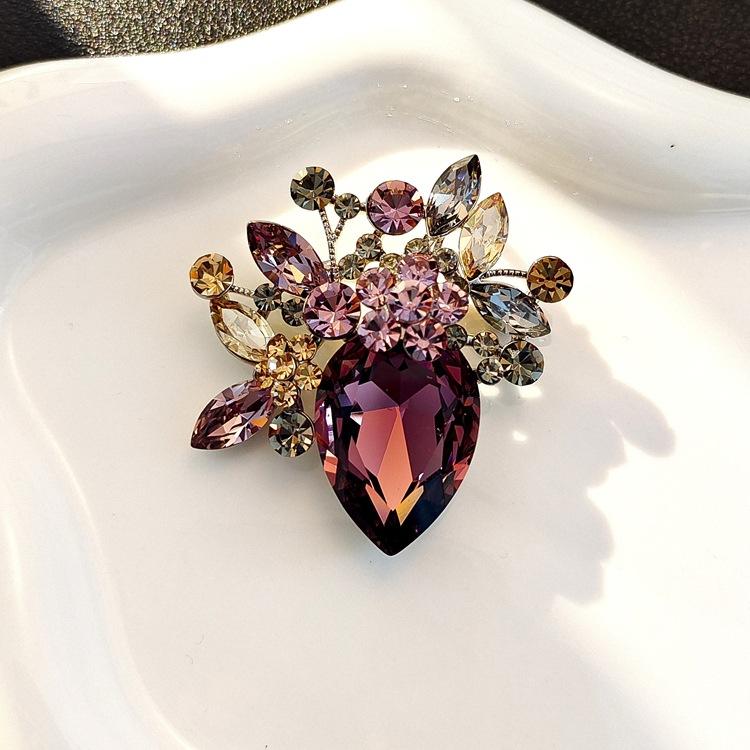 High-End Light Luxury Flower Brooch Female Heavy Industry Design Sense Animal Brooch Diamond Corsage Coat Clothing Accessories