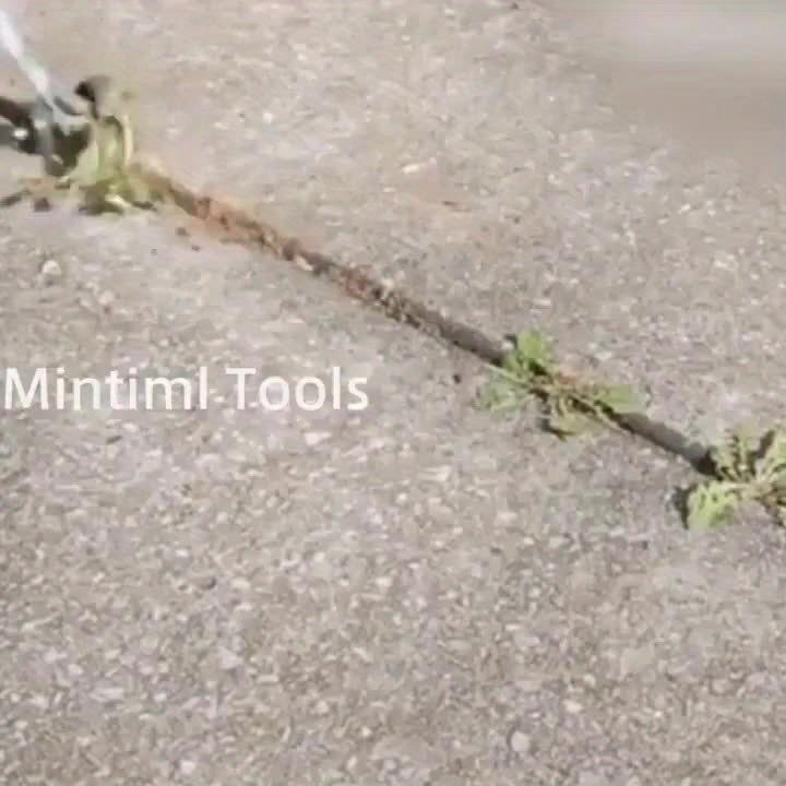 Heavy-duty metal garden weeding roller - adjustable handle and rotating wheels, designed for efficient weeding in courtyards