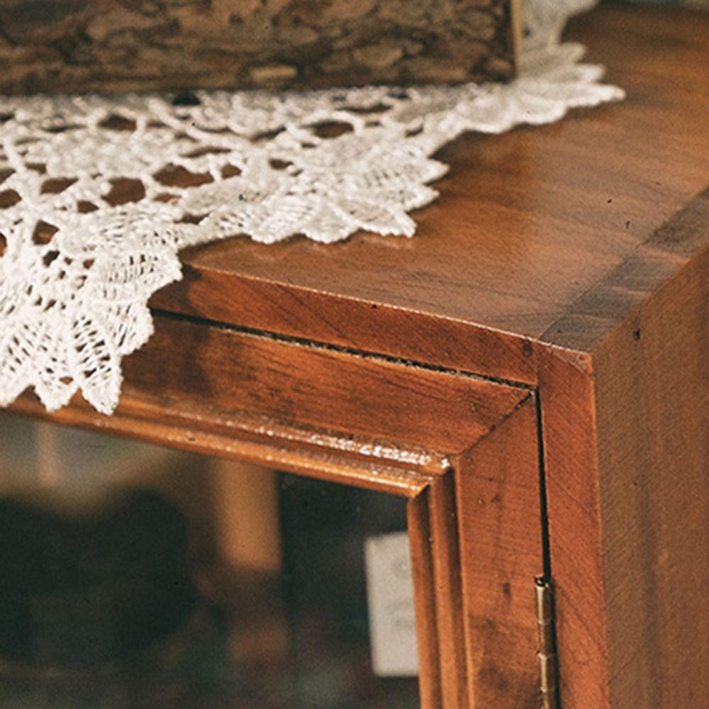 Komoda s prosklenými dvířky zásuvkového typu, severský stojan na vystavení panenek a figurek, pokoj