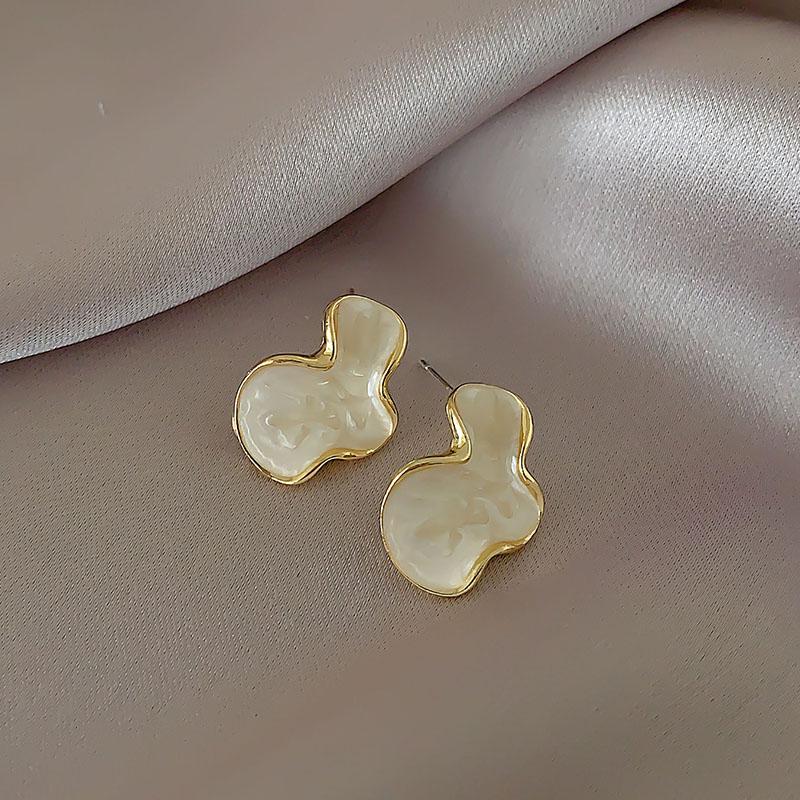 Personality Twist Metal Stud Earrings for Women White Enamel Oil Irregular Geometry Earrings Party Trendy Unique Jewelry Gift