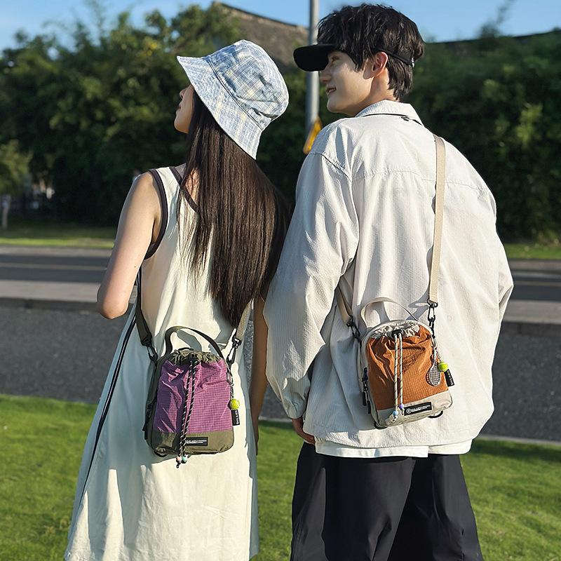 Ein kleiner Rucksack für Damen, leicht, mit hohem Erscheinungsbild, multifunktionaler Umhänge-, Doppel-Schulter-, Wasserflaschentasche