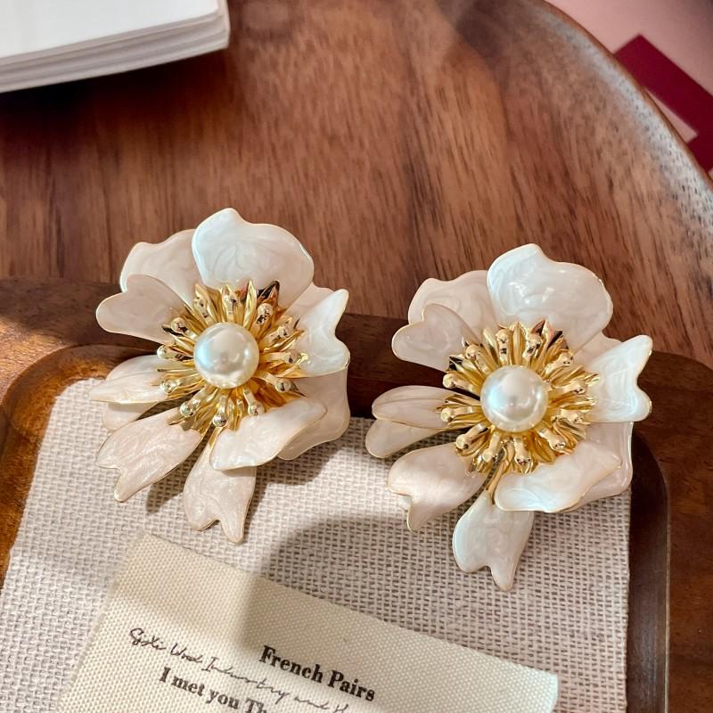 French Vintage Enamel Gradient Flower Pearl Stud Earrings - Luxurious Petal Design for Women