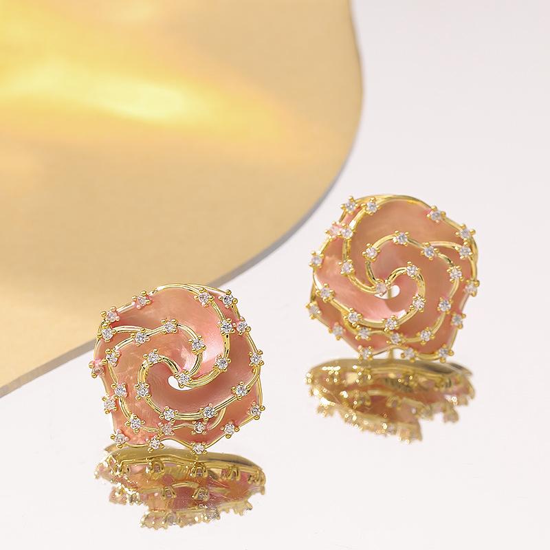 

French elegance, small fragrance, oil dripping, diamond-encrusted camellia stud earrings, light luxury, high-end celebrity fan earrings. рожевий