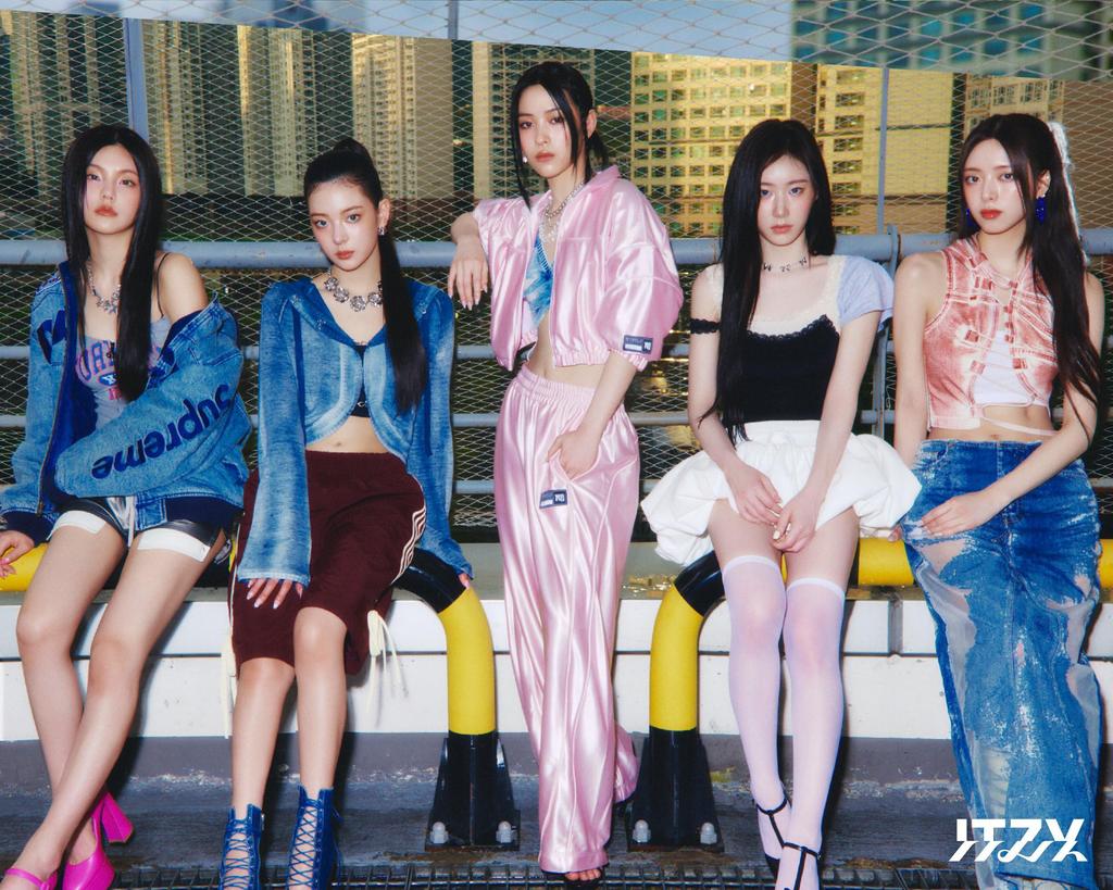 ITZY GOLD 2nd Album with Tracking (Phone Box Version)