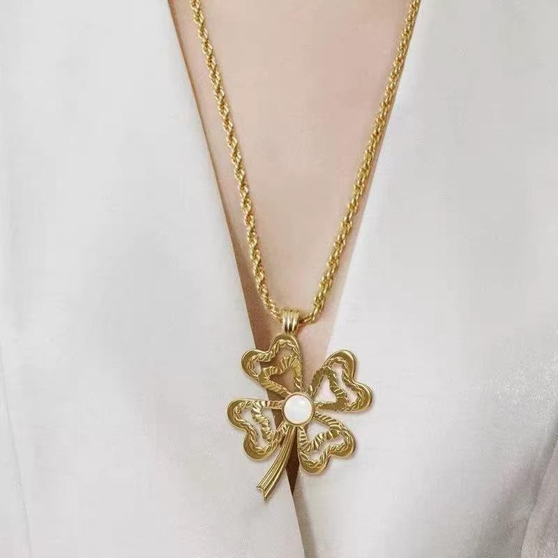 

Elegant Four-Leaf Clover Pendant Necklace - Versatile, High-End Design for Sweaters