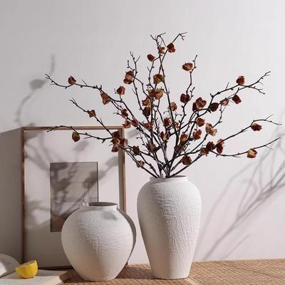 Retro-weiße Jingdezhen-Keramikvase für Blumenarrangements im Wohnzimmer - kleines, grobes Keramikgefäß.