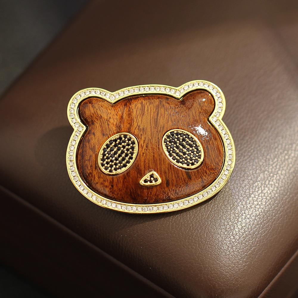 New high-end wood-inlaid stone panda head brooch, personalized versatile gold-plated fashion animal pin, the same for men and women