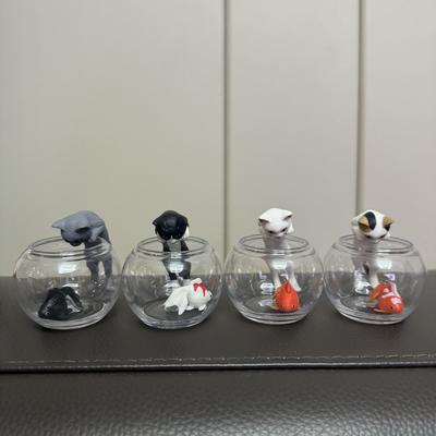 Katze beobachtet Goldfische Dreifarbige Blaue Kuh Weiße Katze fängt Fisch Desktop Mini Statue Dekor Actionfigur Modell Spielzeug