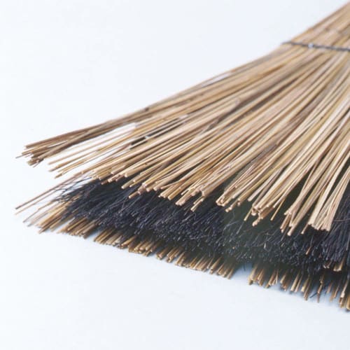 Azuma Kogyo Compo Broom with a Long Handle, featuring a Mix of Palm Leaf and Black Fern Bristles, a Moderately Flexible Bristle for Easy Sweeping, and