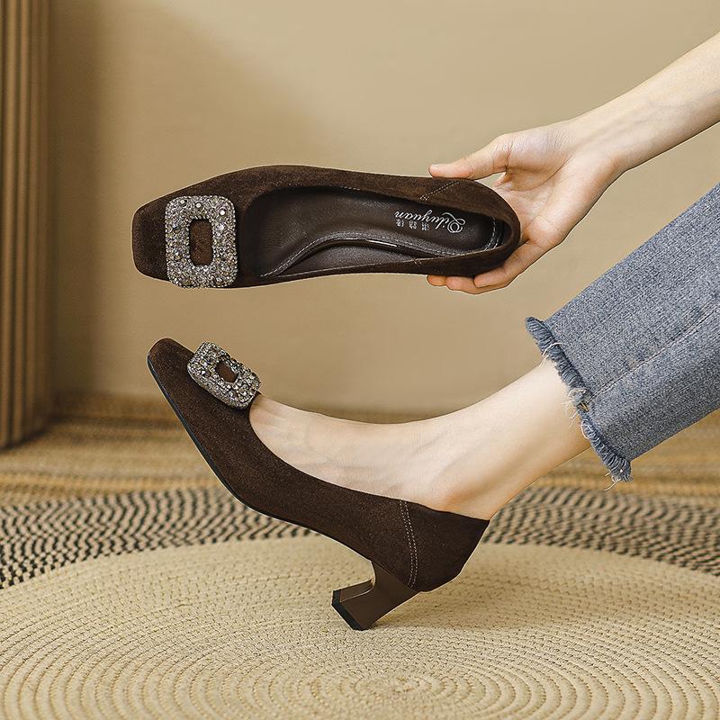 

Французские туфли с квадратной головкой, женские, средний каблук, новинка 2025 года, женская обувь на весну и осень, со стразами, квадратной пряжкой, толстый каблук, высокие каблуки, не т 40 темно-коричневого