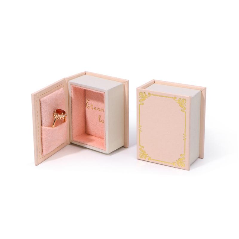 

1 шт. Коробка для колец в форме книги из ПУ кожи с подкладкой из замшевой ткани, креативная откидная крышка, магнитный держатель для колец, подарочный футляр для ювелирных изделий, аксессуар