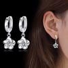 Frauen Pflaumenblütenform baumeln Strass Leaverback Ohrringe Schmuck