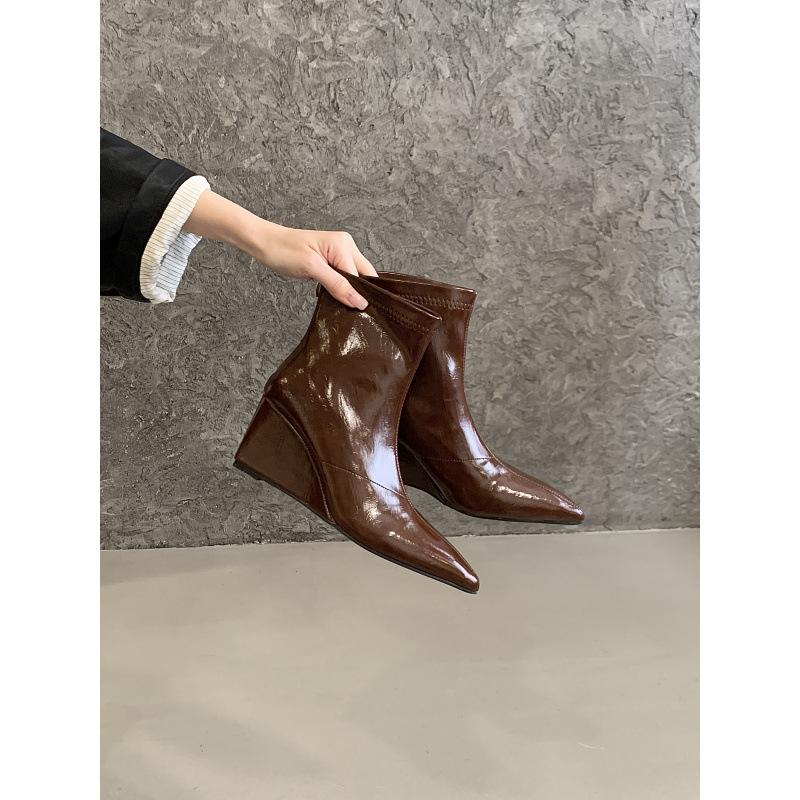 

Премиальная текстура, цвет Майяра! Короткие ботильоны на коричневом остроносом каблуке, тонкие ботинки на молнии сзади, тонкие осенне-зимние короткие сапоги 40 коричневый