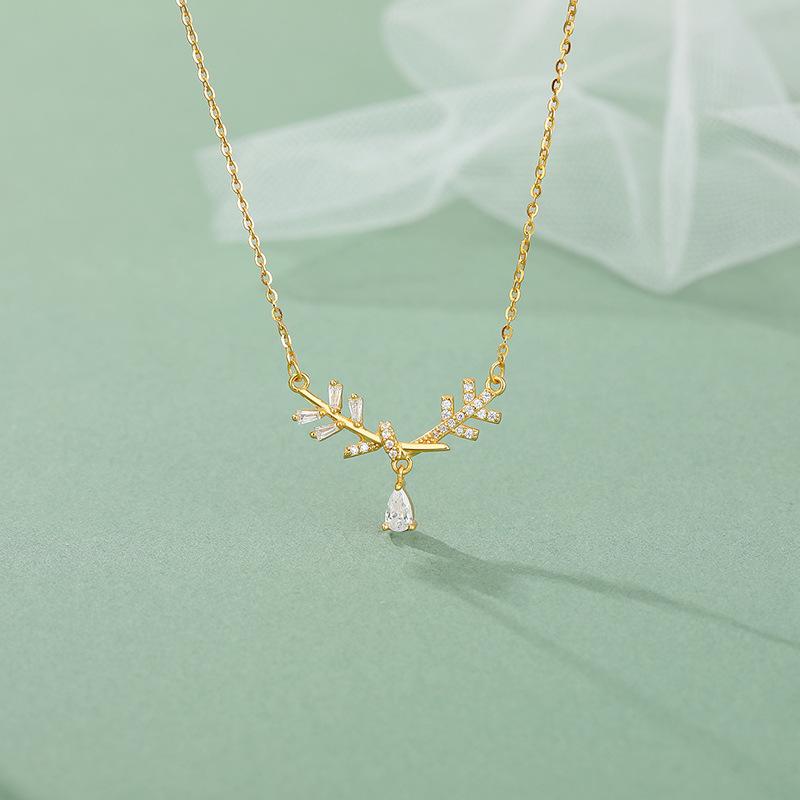 

Листья, капли воды, бриллиантовое колье, элегантные, свежие, милые и артистичные девушки с высоким чувством ключицы