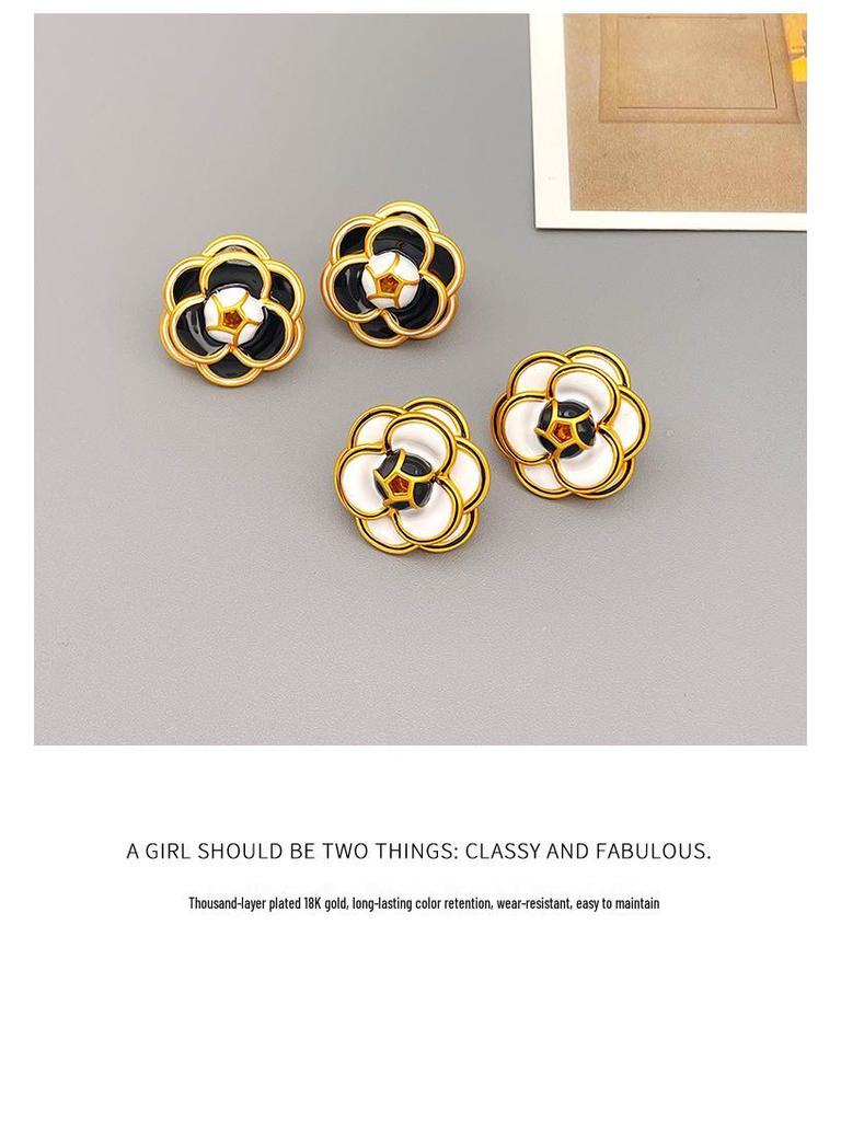 Vintage Kamelien Emaille Ohrringe: Schwarz/Weiß Farbblock Dreilagige Blumenstecker mit 925 Sterlingsilber