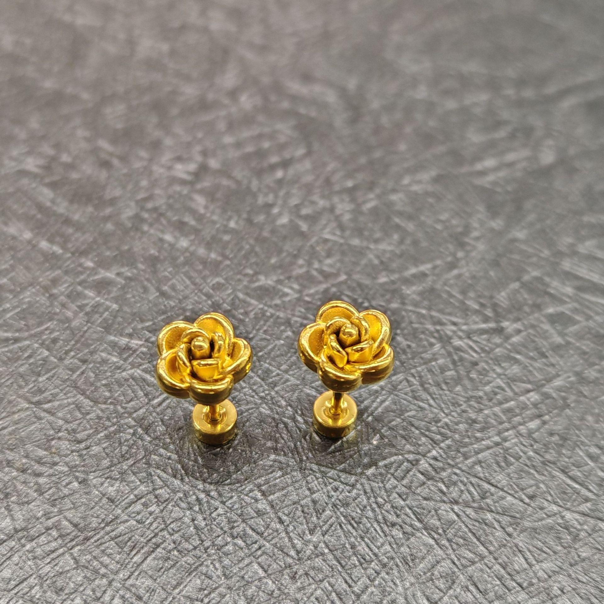 

Сережки-пусети з нержавіючої сталі Троянда з крученням проти втрати - Модні, Вишукані, Універсальні, Не вицвітають. 18K