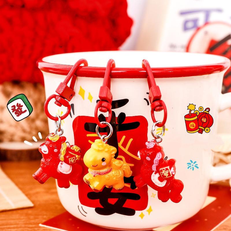 1/7 Stück Cartoon Pony Schlüsselanhänger Niedliches Rotes Harzpferd Rucksack Anhänger Dekoration Auto Schlüsselanhänger Zubehör Jahr des Pferdes Geschenk