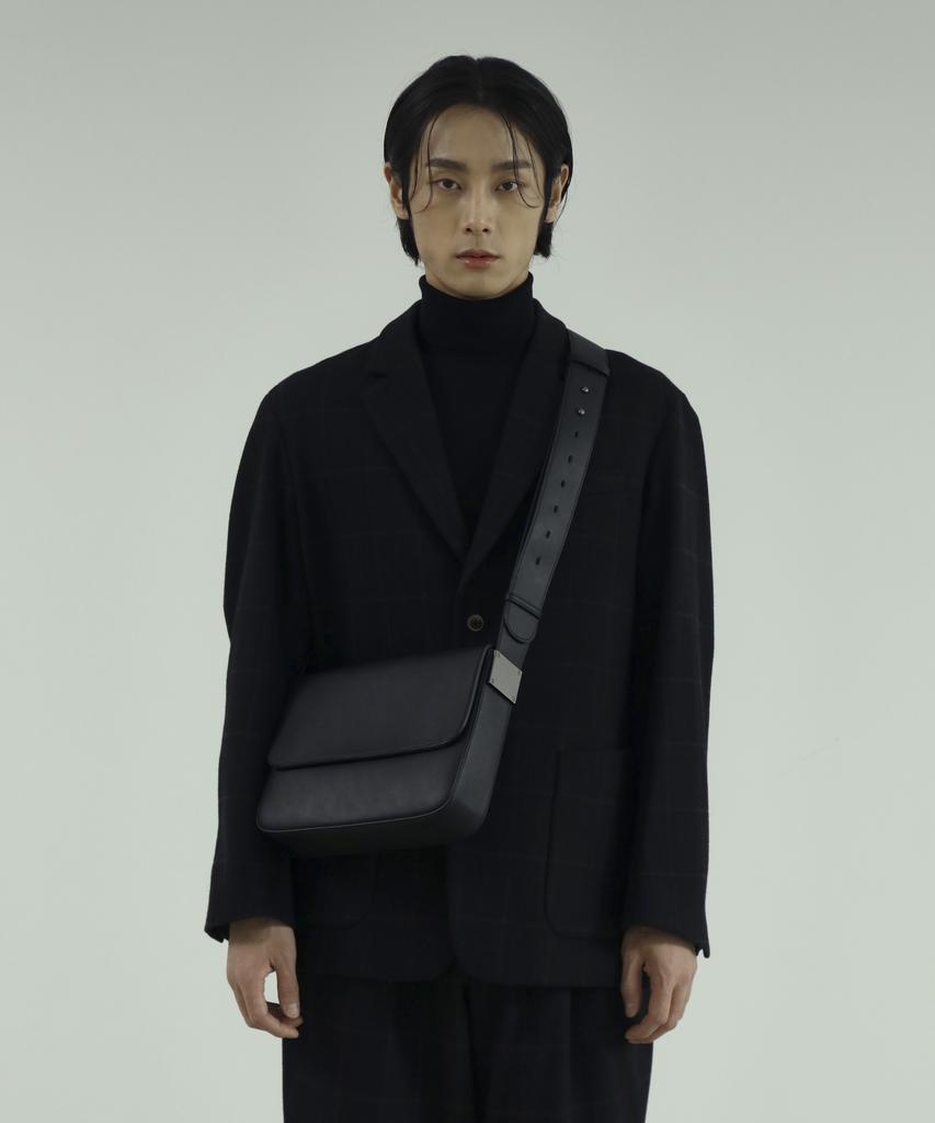 Emotio One Line Minimal Crossbody Bag [Diamond Black]
