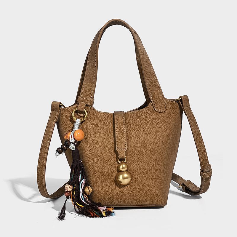 

Niche design bucket bag, 2025 autumn and winter new model, popular high-end crossbody bag, fashionable and versatile shoulder bag 13*12*17CM коричневый