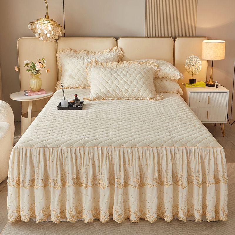 Zeitgenössisches gestepptes Karomuster-Spitzen-Bettrock-Set mit Kissenbezügen - 3-teilig, weiches, bequemes, atmungsaktives einfarbiges Design für das Schlafzimmer