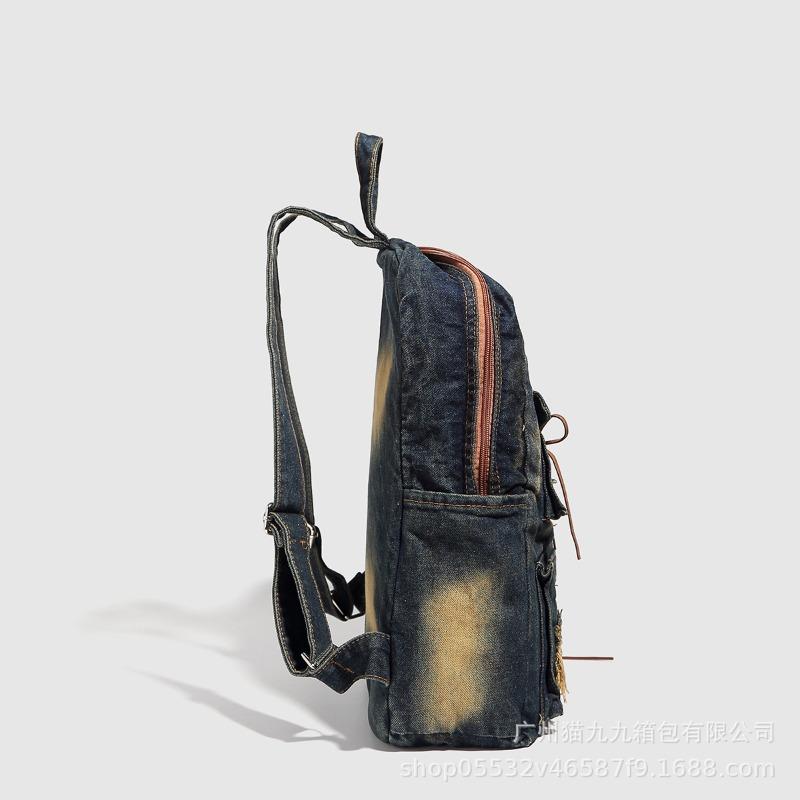 Retro-Rucksack aus wassergewaschenem Denim mit einem Nischendesign, mit einer Schleife und einem großen Fassungsvermögen für den Arbeitsweg.