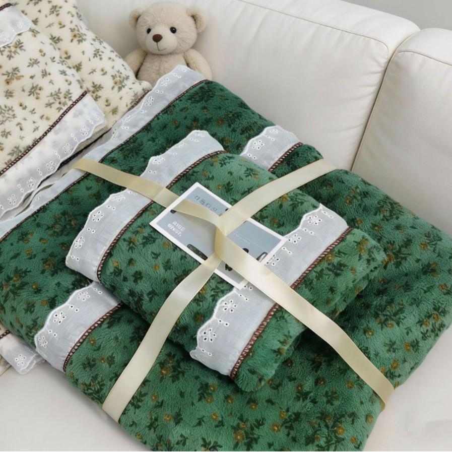 Pastoral Fresh Lace Trimmed Dry Hair Cap and Bathrobe Set
