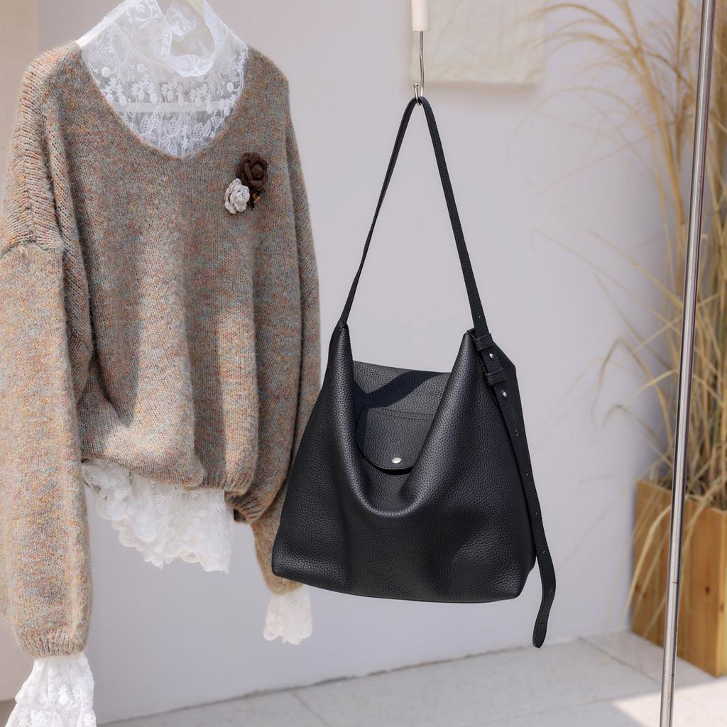 Single-shoulder Bag - Large Capacity Tote Bag for Women, with A Sophisticated Style, Suitable for Daily Commutes and Versatile in Use. Bucket Bag.
