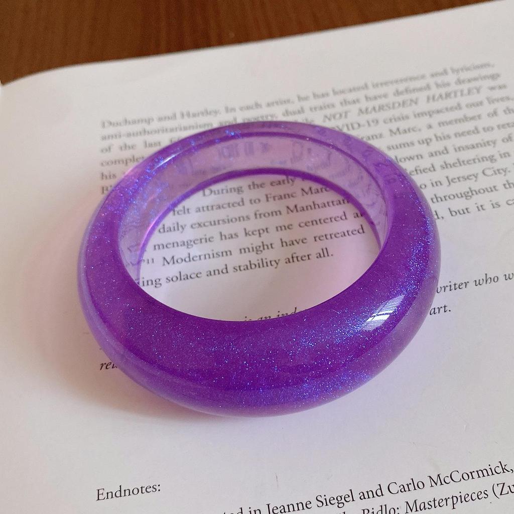Unique Retro Resin Bracelet: Personalized Fashion Jewelry for Women