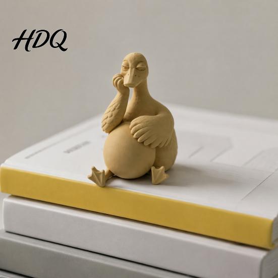 Cozy Cafe Window Displays Daydreaming Duck Figurine Minimalist Holding An Egg Sculpture Resin Matte Statues Animal Statue Creative Desktop