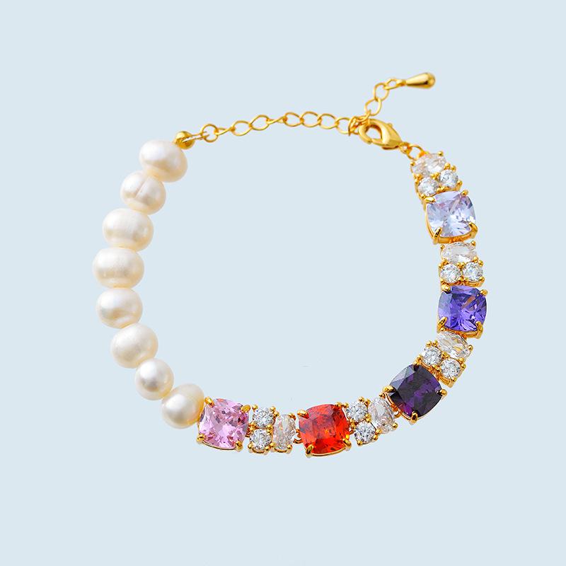 

Элегантный жемчужный браслет с красочным дизайном в виде больших полых квадратов белый