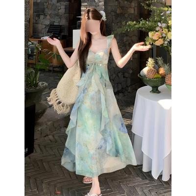 Retro einzigartiges und schönes Blumen-Latzkleid schmales Kleid Mädchen tragen im Frühsommer Maifeiertag Reise Filmkleidung