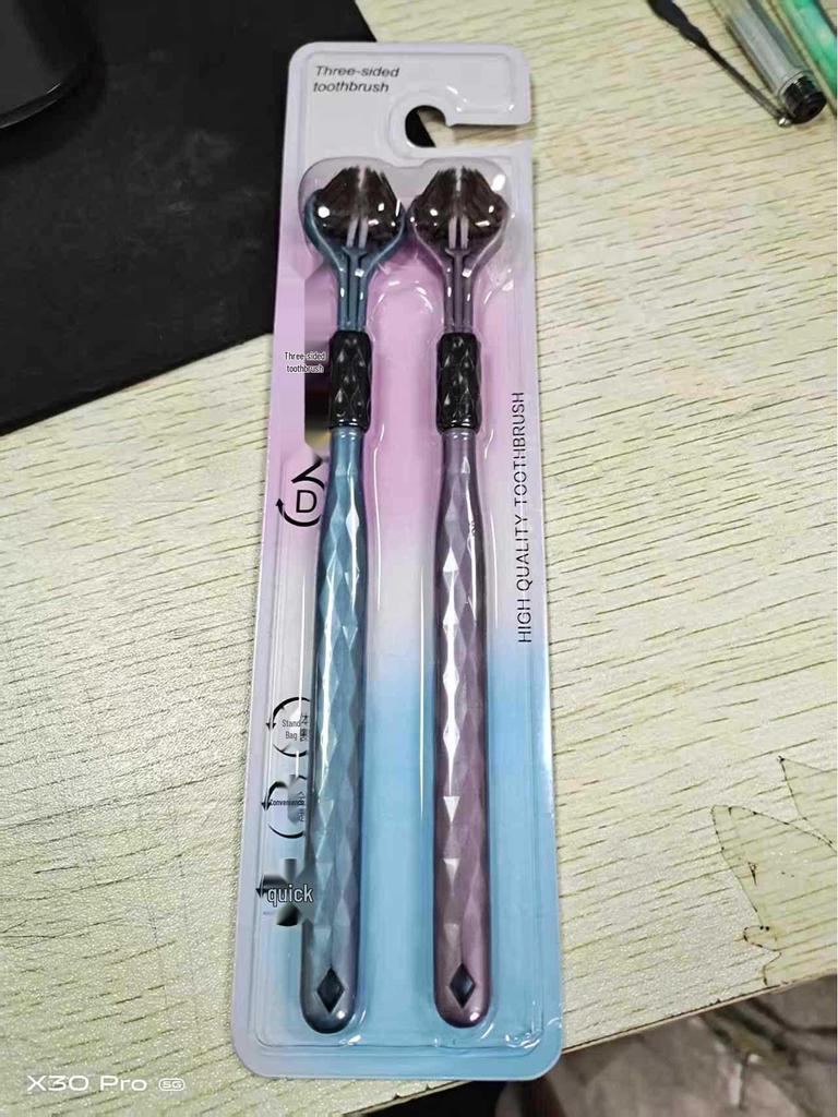 "Zubní kartáček s měkkými štětinami a třemi stranami pro dospělé – Široká hlava s ochranou dásní, Prémiový design se třemi hlavami"