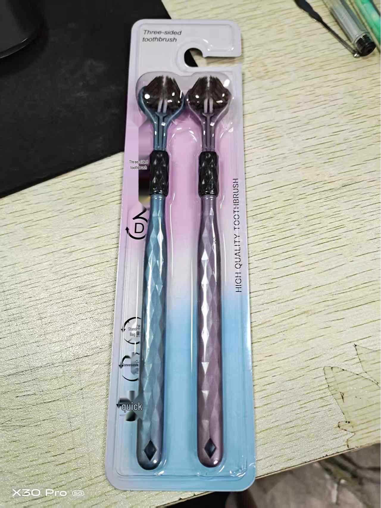 

«Трехсторонняя зубная щетка с мягкой щетиной для взрослых – широкая головка с защитой десен, премиальный дизайн с тремя головками»