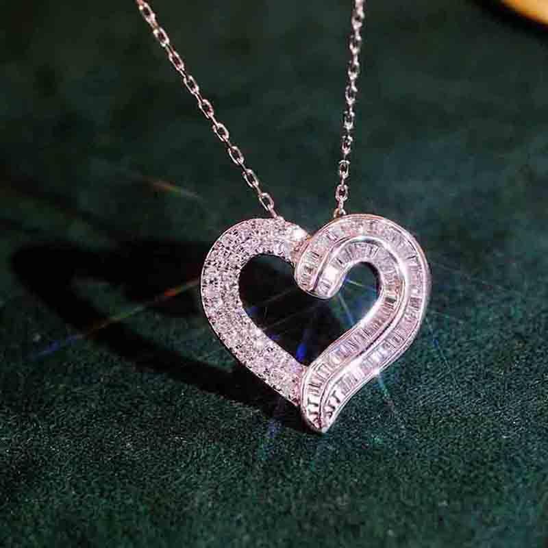 Exquisite Hollowed Out Heart-shaped Pendant Necklace, Elegant and Romantic Eye-catching Jewelry, Birthday and Valentine's Day Gifts