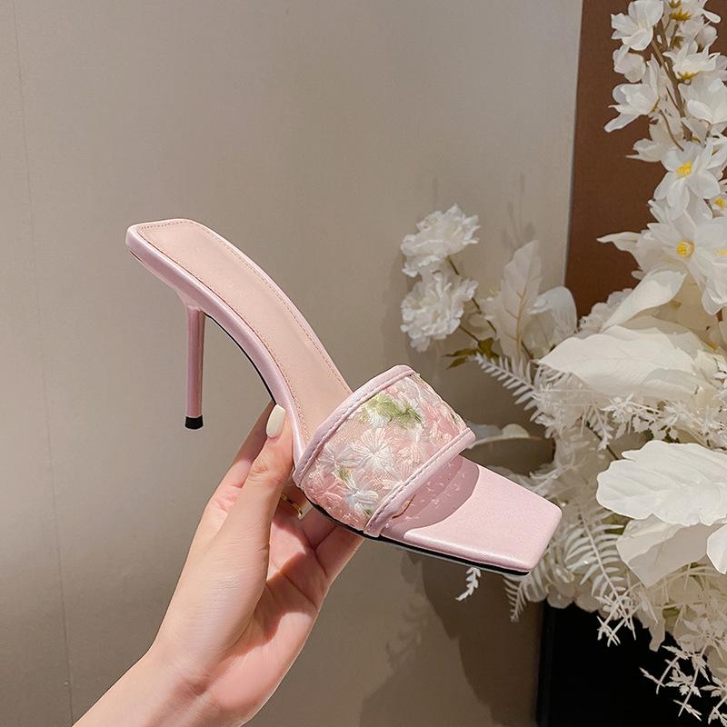 

2025 лето новые сетчатые вышитые кружевом сандалии на высоком каблуке с квадратным носком женские тонкий каблук с одним словом для ношения на улице прохладные шлепанцы женские 40