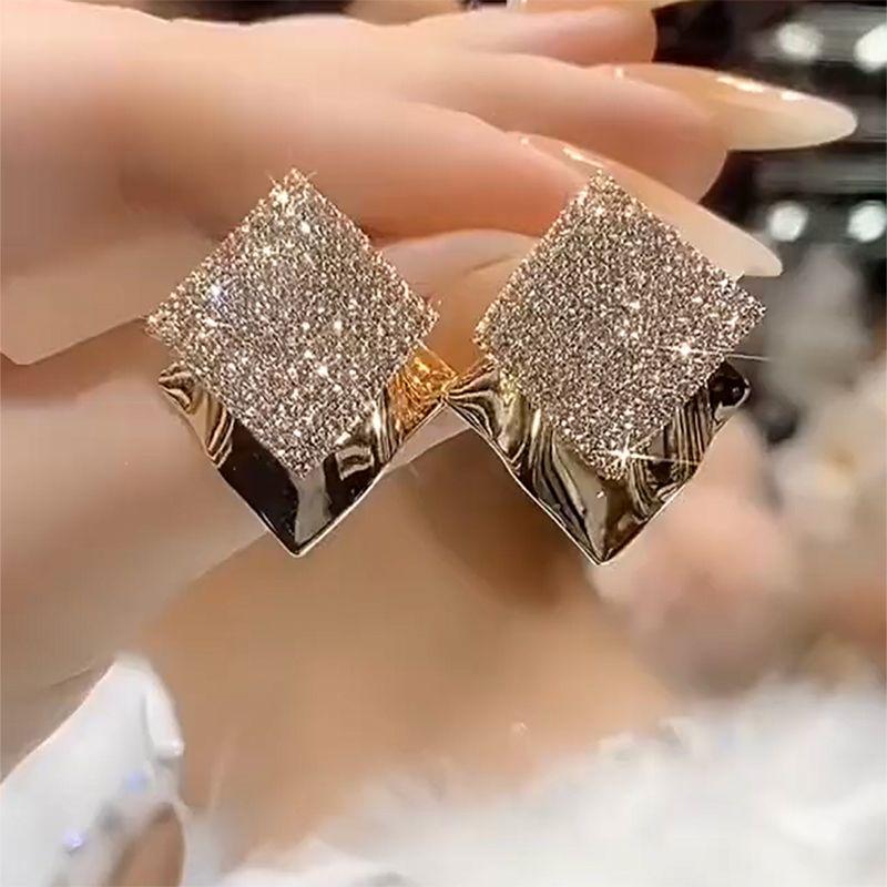 

Доступная роскошь Квадратное Счастье Элегантные Французские Металлические Серьги Gold Metal Diamond Stud Earrings