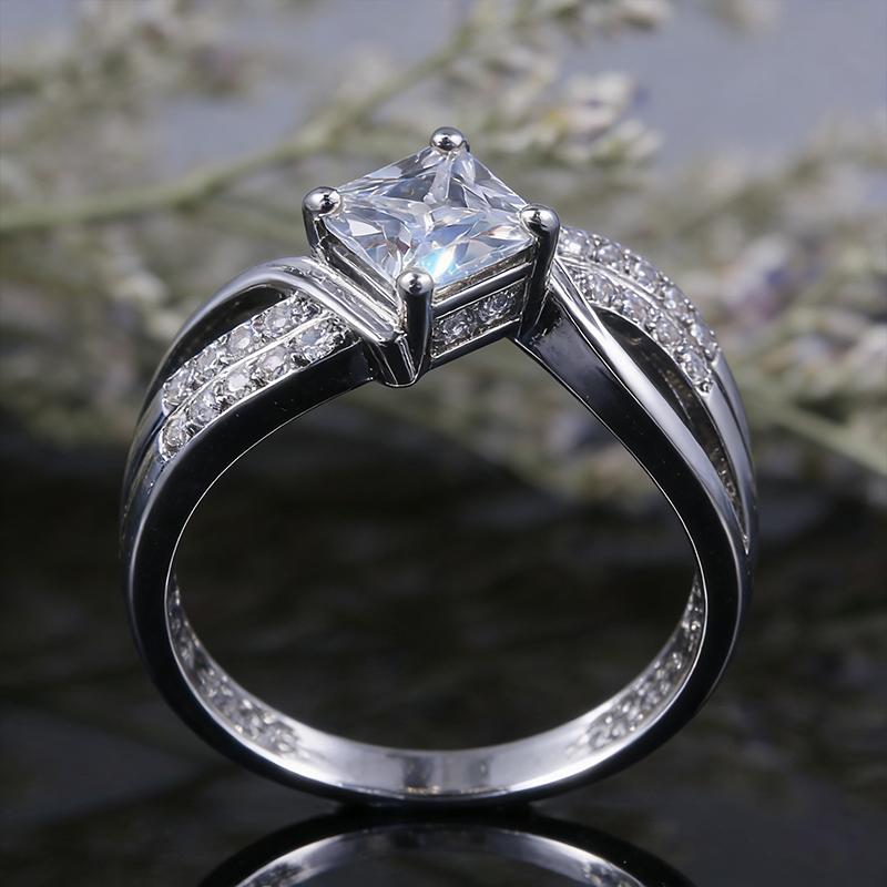 Fashionable women's simple and atmospheric square zircon ring with versatile temperament and high-end feel, party and banquet ring