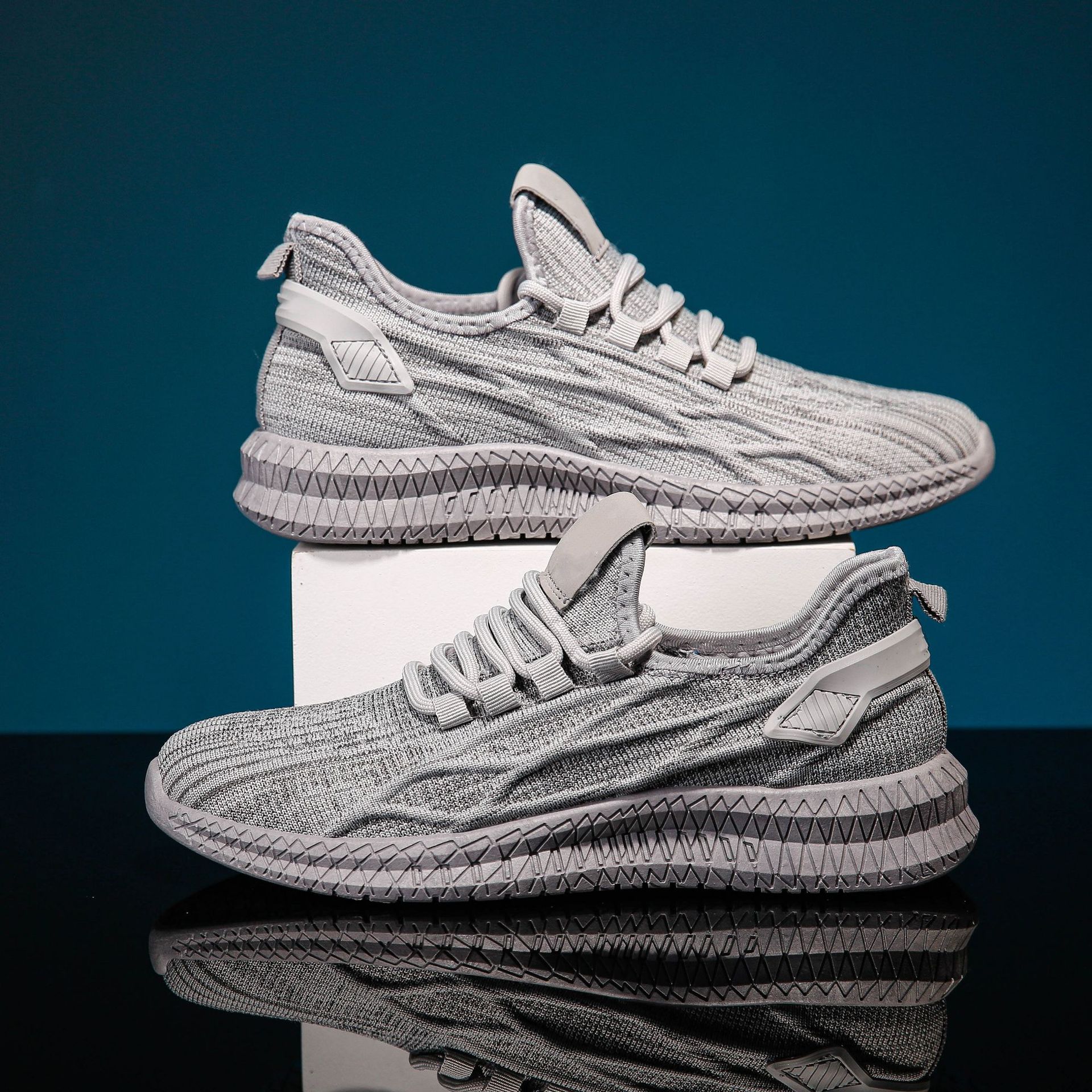 

Four Seasons Waterproof and Anti-fouling Fashion Casual Classic Trend Couple Flying Weaving Shoes 40