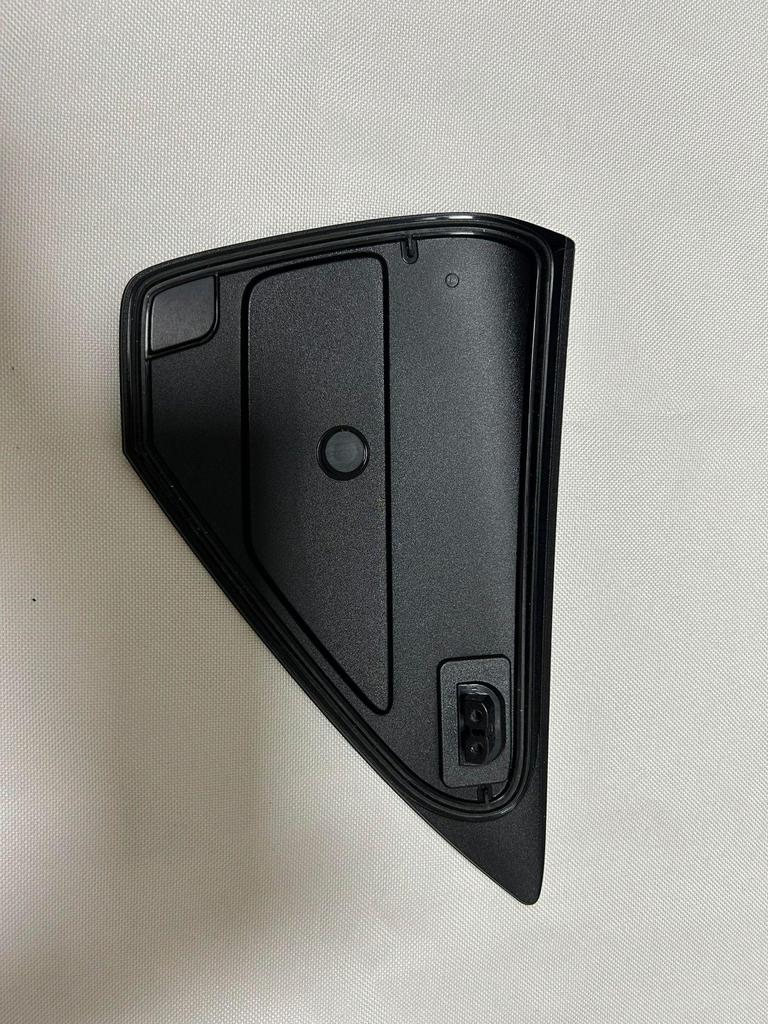 Kryt ozdobného panelu levého nabíjecího portu Tesla Model 3/Y (1448300, 1518783-00)
