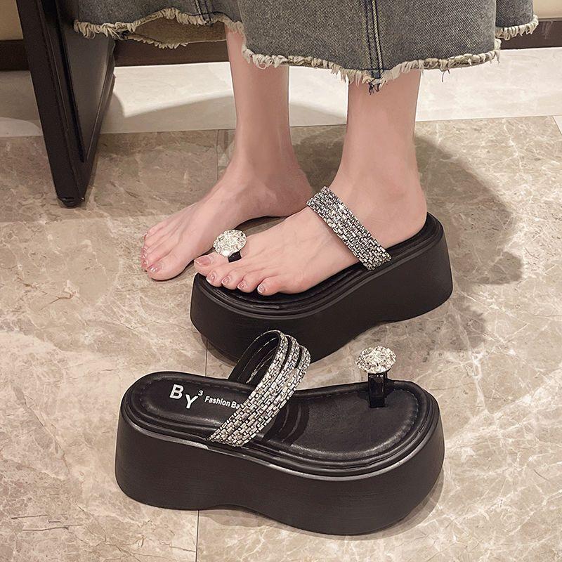 Сказочные сандалии на ветру 2025 новый летний толстоподошвенный увеличивающий рост пляжная обувь с закрытым носком маффин и сандалии со стразами